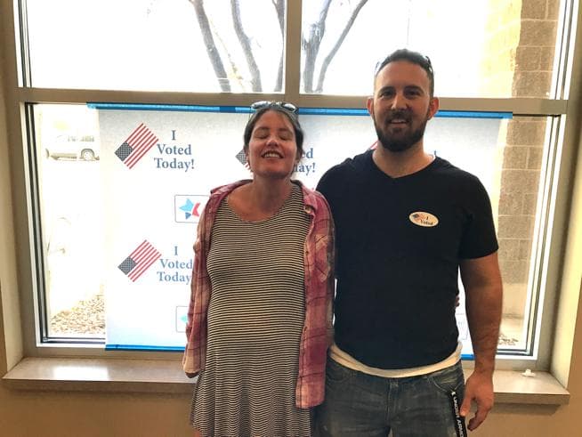 Sosha y su esposo tras emitir su voto, mientras ella tenía contracciones.