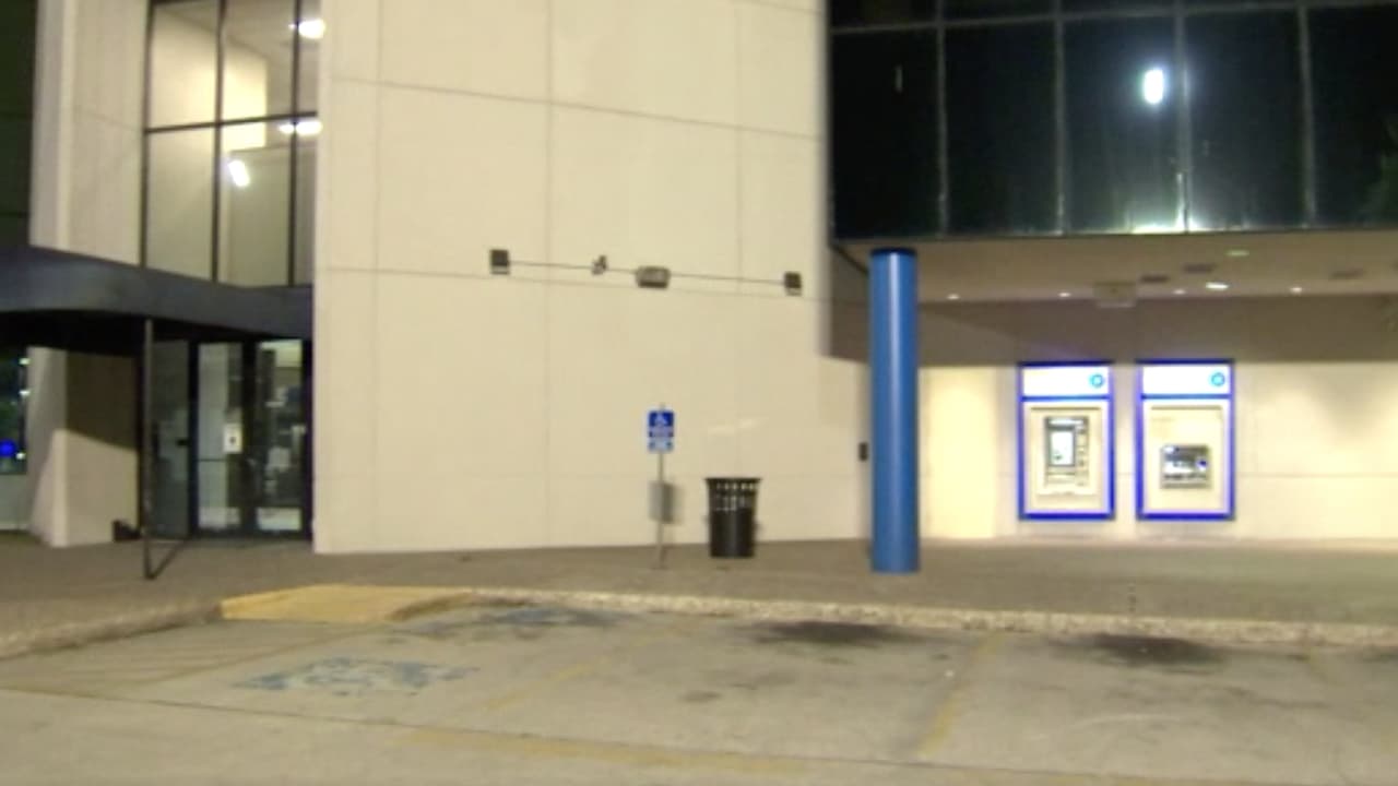 El 
<b><a href="https://twitter.com/houstonpolice" target="_blank">Departamento de Policía de Houston</a></b> busca a un sospechoso afroamericano que 
<b>usaba</b> una sudadera de capucha, de color oscuro y con letras azules al frente. Este hombre huyó de la escena en un vehículo.