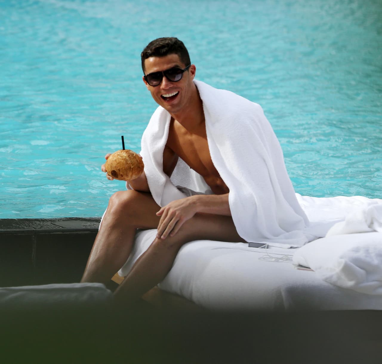 Pues hasta un coco pidió mientras tomaba el sol.