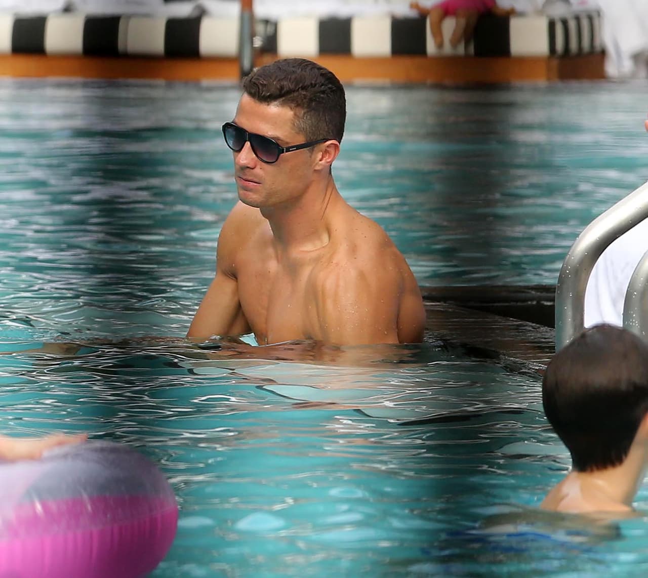 El futbolista se fue con algunos amigos.