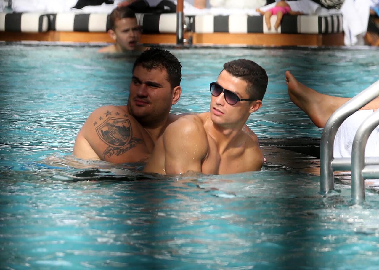 Después de tantos meses de trabajo, Cristiano decidió tomarse un descanso en el Hotel Luxury.