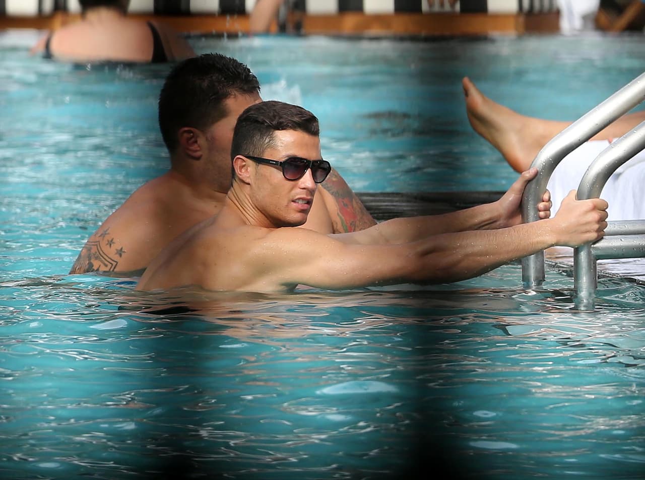 Un amigo lo acompañaba.