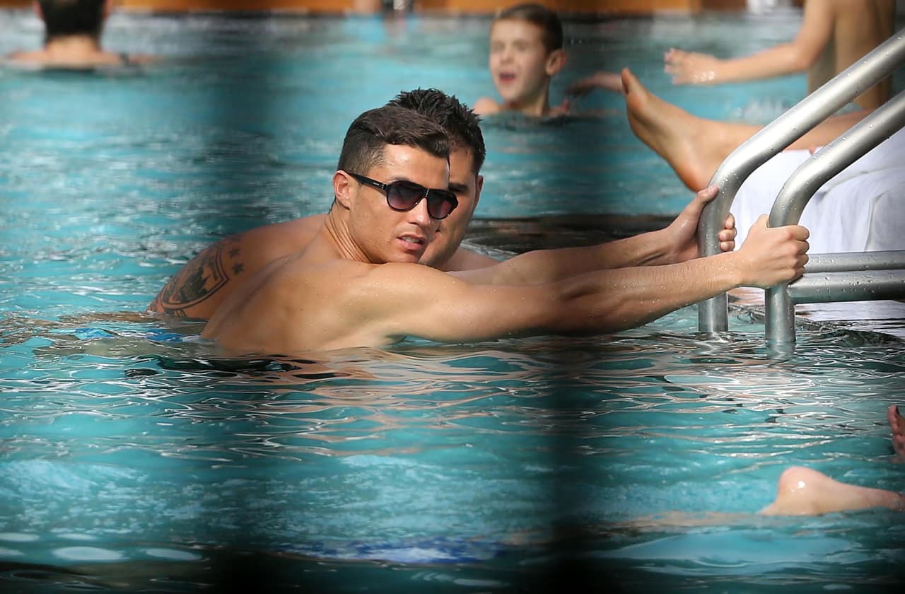 El portugués estuvo un buen rato en la alberca nadando.