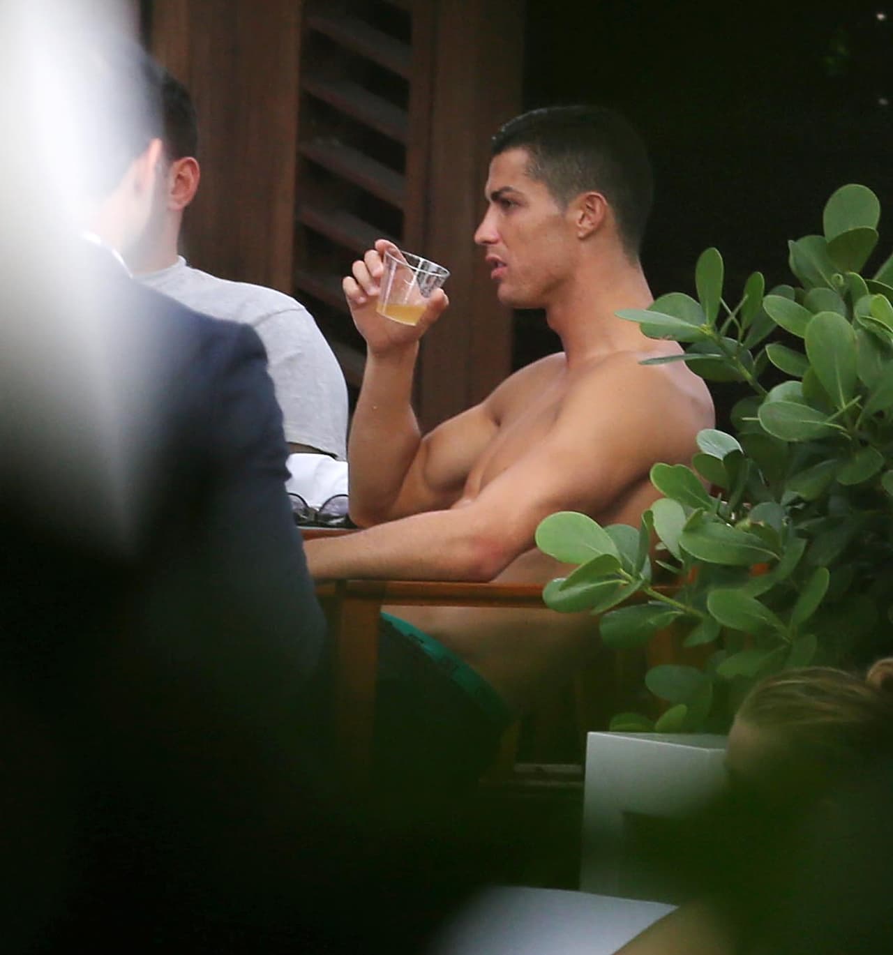 Trago tras trago, la platica con sus amigos seguía.