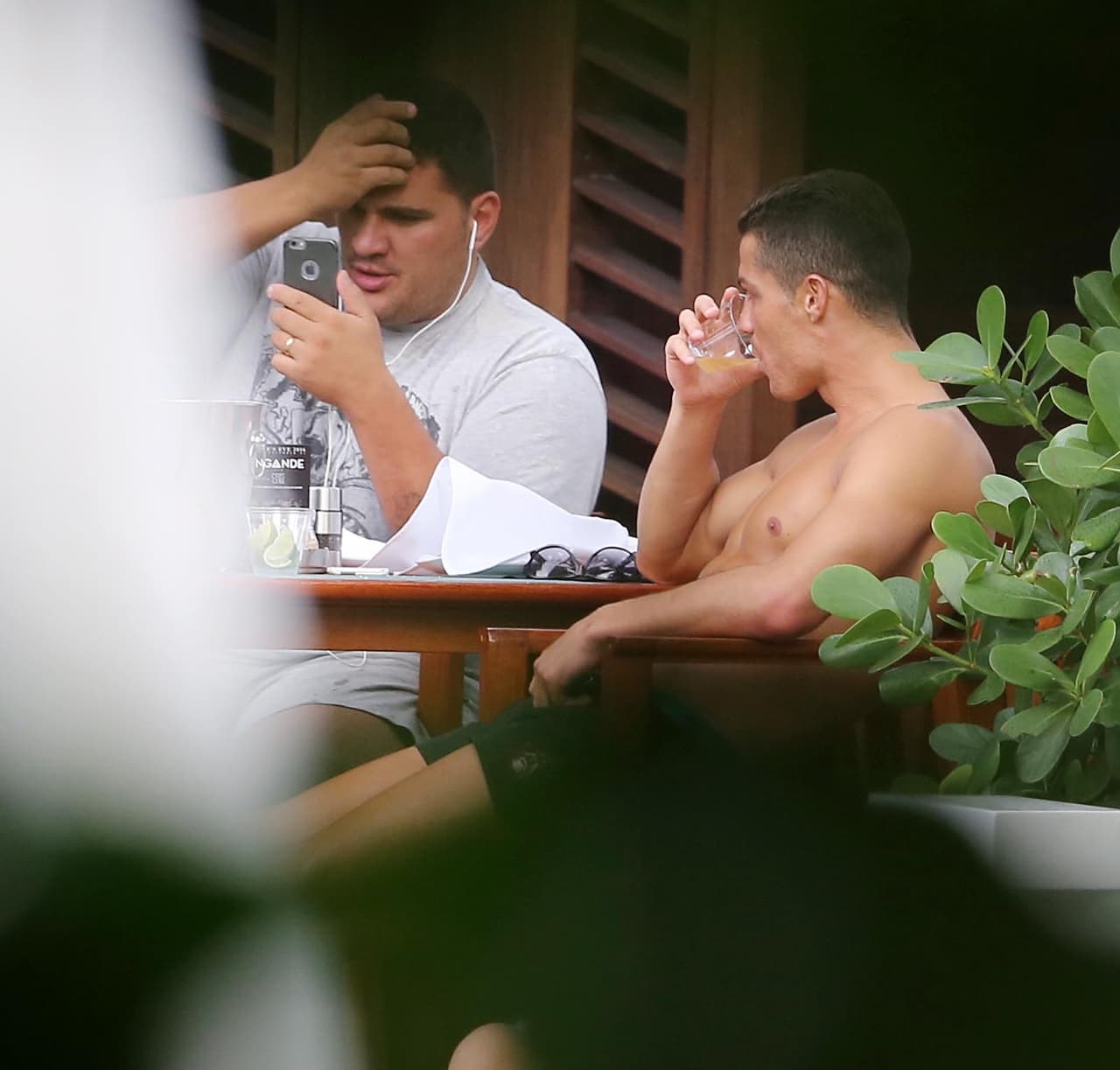 Ambos nadaron y se sentaron juntos todo el tiempo.