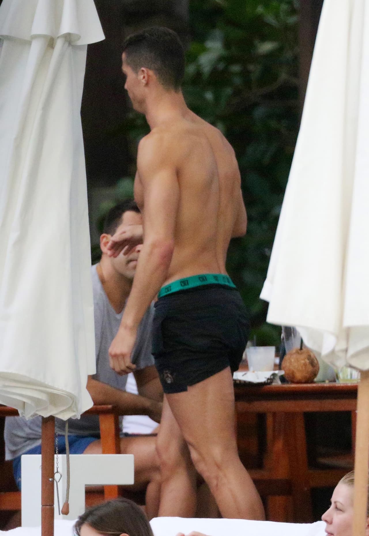 El futbolista hasta nos presumió su musculoso cuerpo.