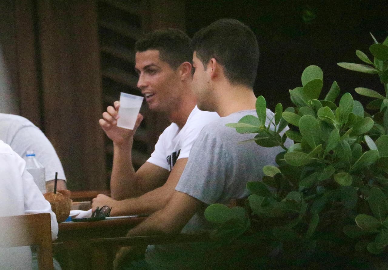 Y él prestaba mucha atención a la conversación.