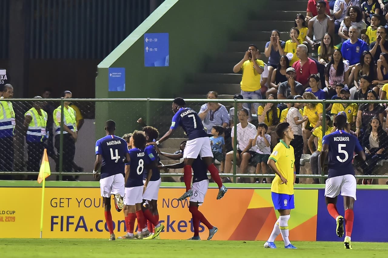 Francia cayó en Brasilia 3-2 ante la verdeamarela que ahora se medirá ante México en la final del torneo.