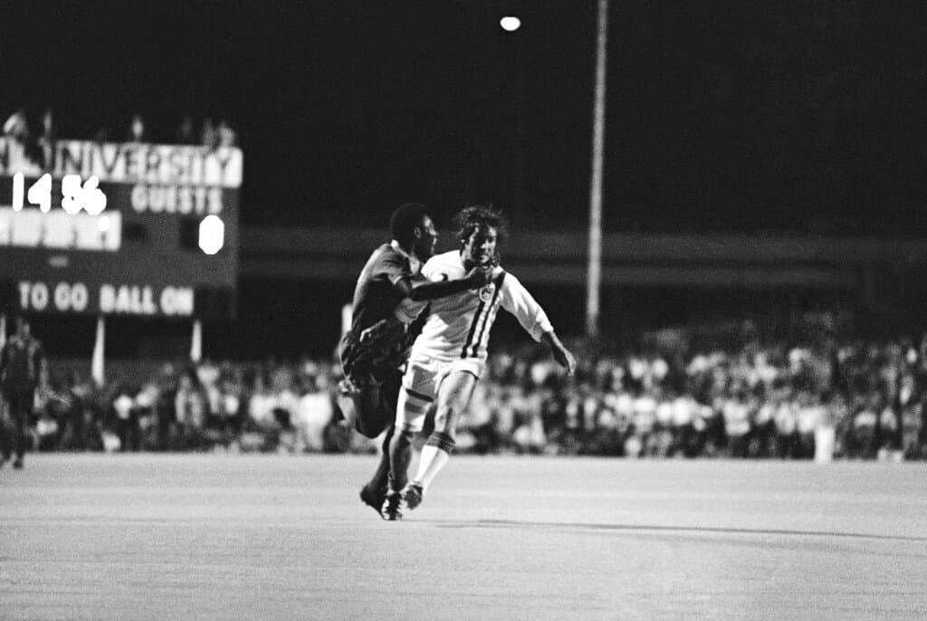 Después de años en el futbol, en 1974 anunció su retiro de Brasil y poco tiempo después fue fichado por el Cosmos de Nueva York.
<br>
<br>Pelé juega para el Cosmos durante un partido el 20 de junio de 1975 en el campo Nickerson de la Universidad de Boston.