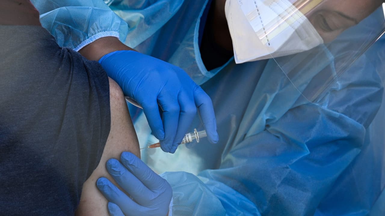 Pacientes logran agendar cita para la vacuna contra el coronavirus pero son canceladas por falta de dosis