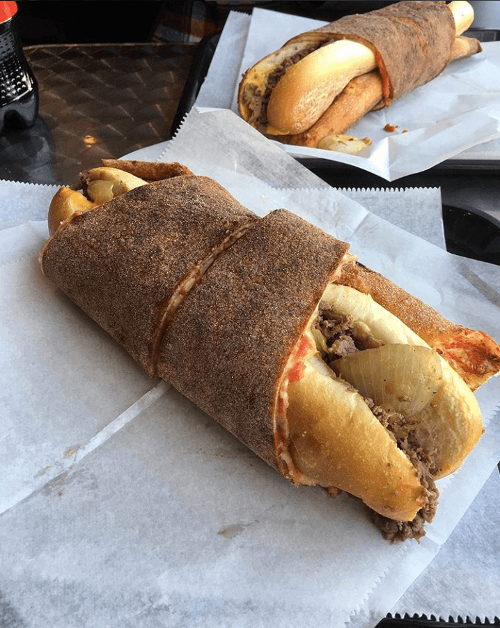 Si llegas a visitar Philadelphia no olvides probar este invento conocido como el
<b>'Philly-Taco'</b>, que combina una deliciosa pizza con el tradicional
<b>'Philly Cheesesteak'</b>.