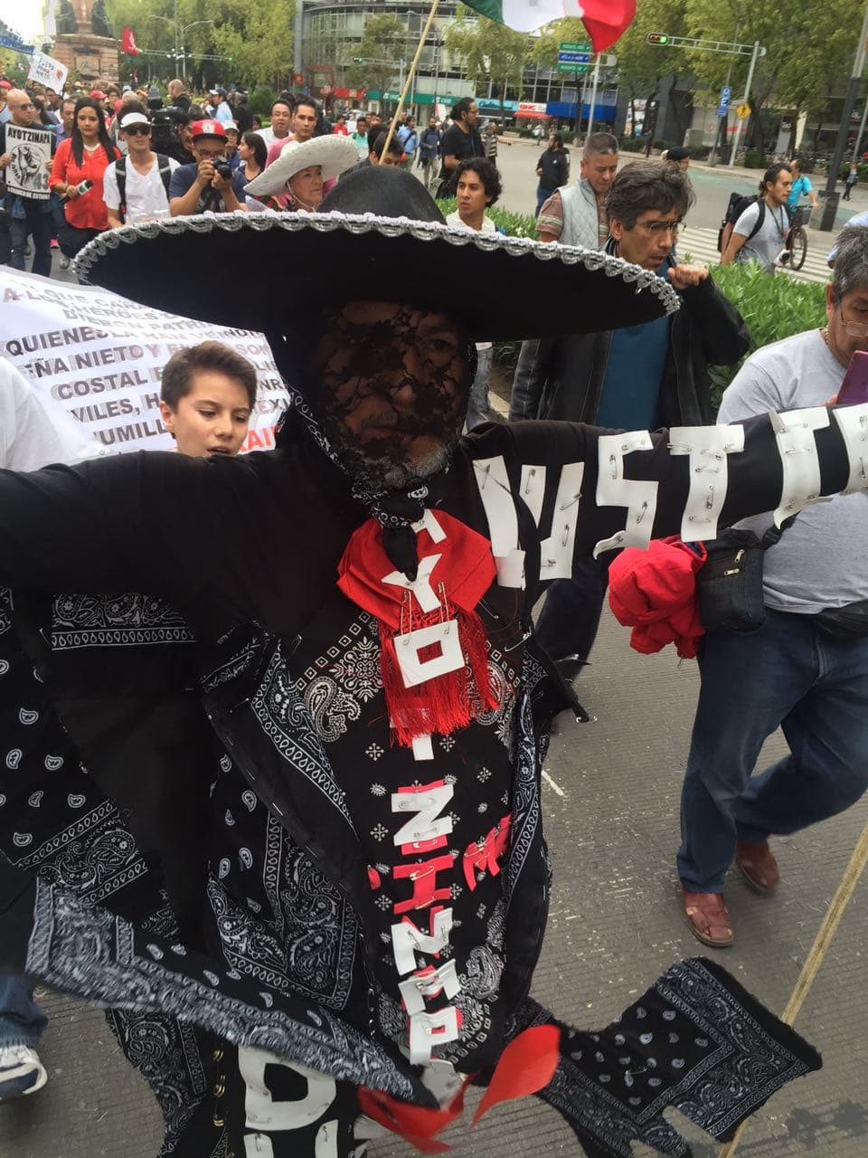 Ismael Padilla, quien llamó la atención dentro de los asistentes a la marcha por su vestimenta.