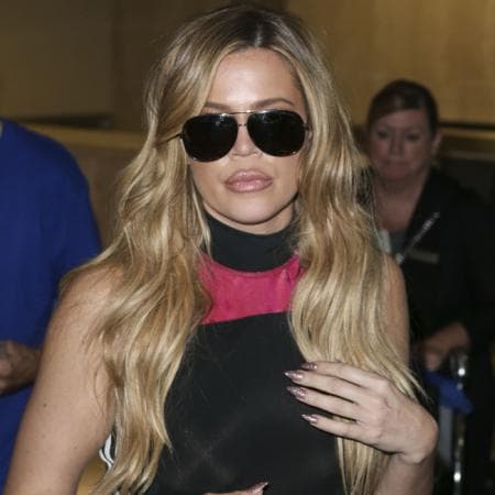 <b><a href="https://www.eonline.com/shows/kardashians/videos/290701/khloe-kardashian-finds-out-about-tristan-jordyn-this-sunday" target="_blank">En el video</a></b> aparece Khloé Kardashian sumamente afectada por la noticia y comenta: "Sabía quién era él, nunca en un millón de años pensé que era ella (Jordyn Woods)".
<br>