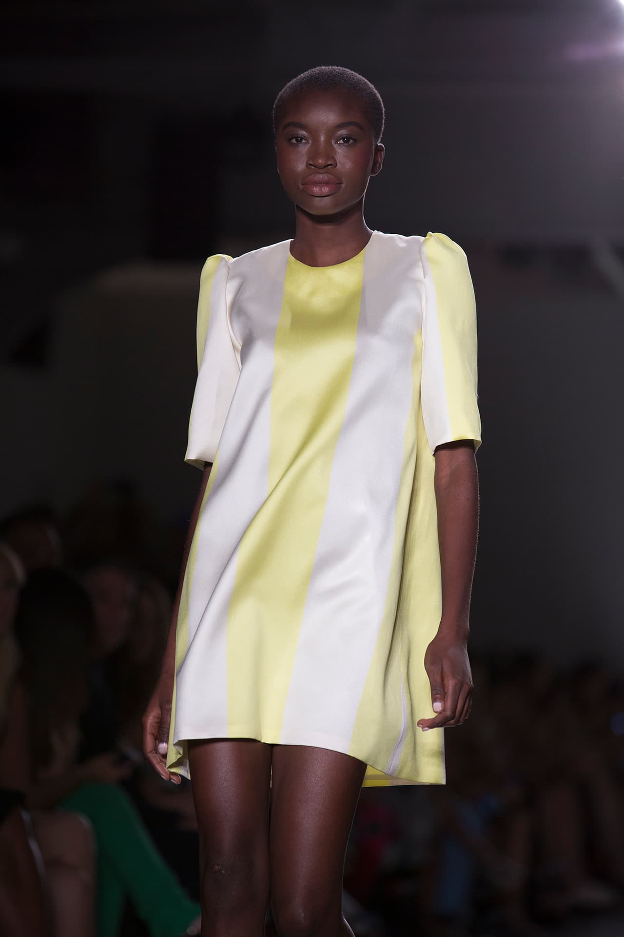 Nolasco nos presenta la oportunidad de combinarlo con blanco y matizar todo el outfit. Diseñadora Stella Nolasco. NYFW, Spring/Summer 2016 - 09/16/2015