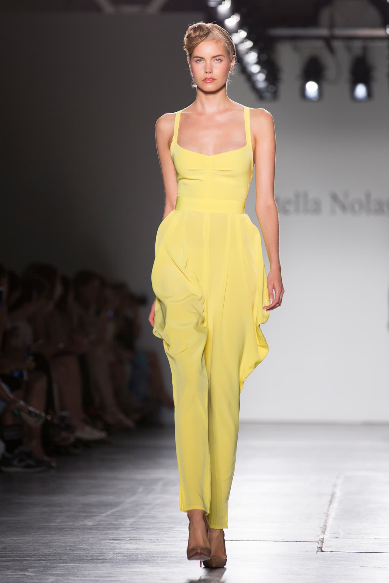 Y en atuendos más arriesgados, te puedes atrever a llevarlo al trabajo. Para no sobrecargar un atuendo de este color se debe procurar ser sencilla en peinado y maquillaje. Diseñadora Stella Nolasco. NYFW, Spring/Summer 2016 - 09/16/2015