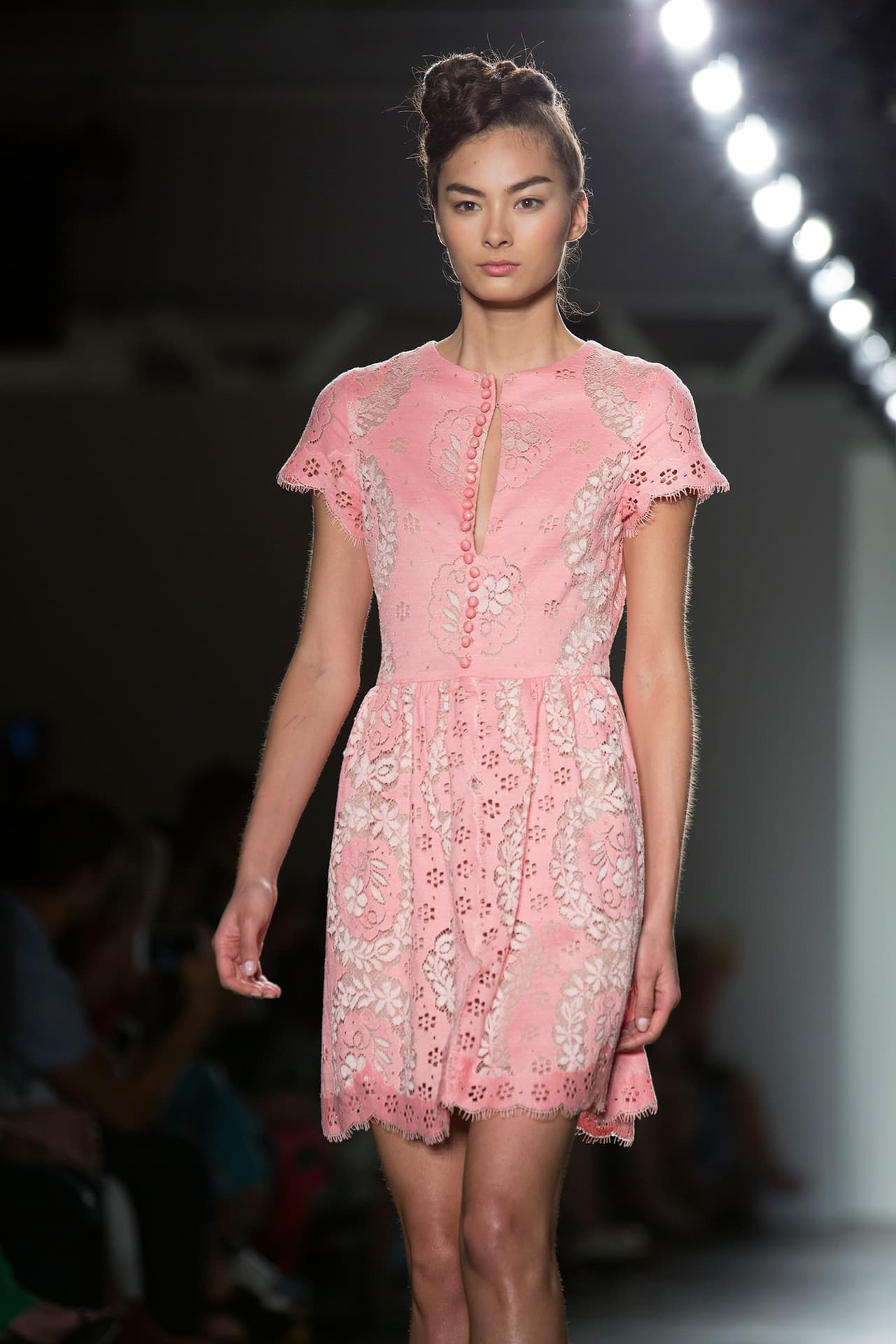 Además de los encajes, la puertorriqueña usó mucha pedrería. Diseñadora Stella Nolasco. NYFW, Spring/Summer 2016 - 09/16/2015