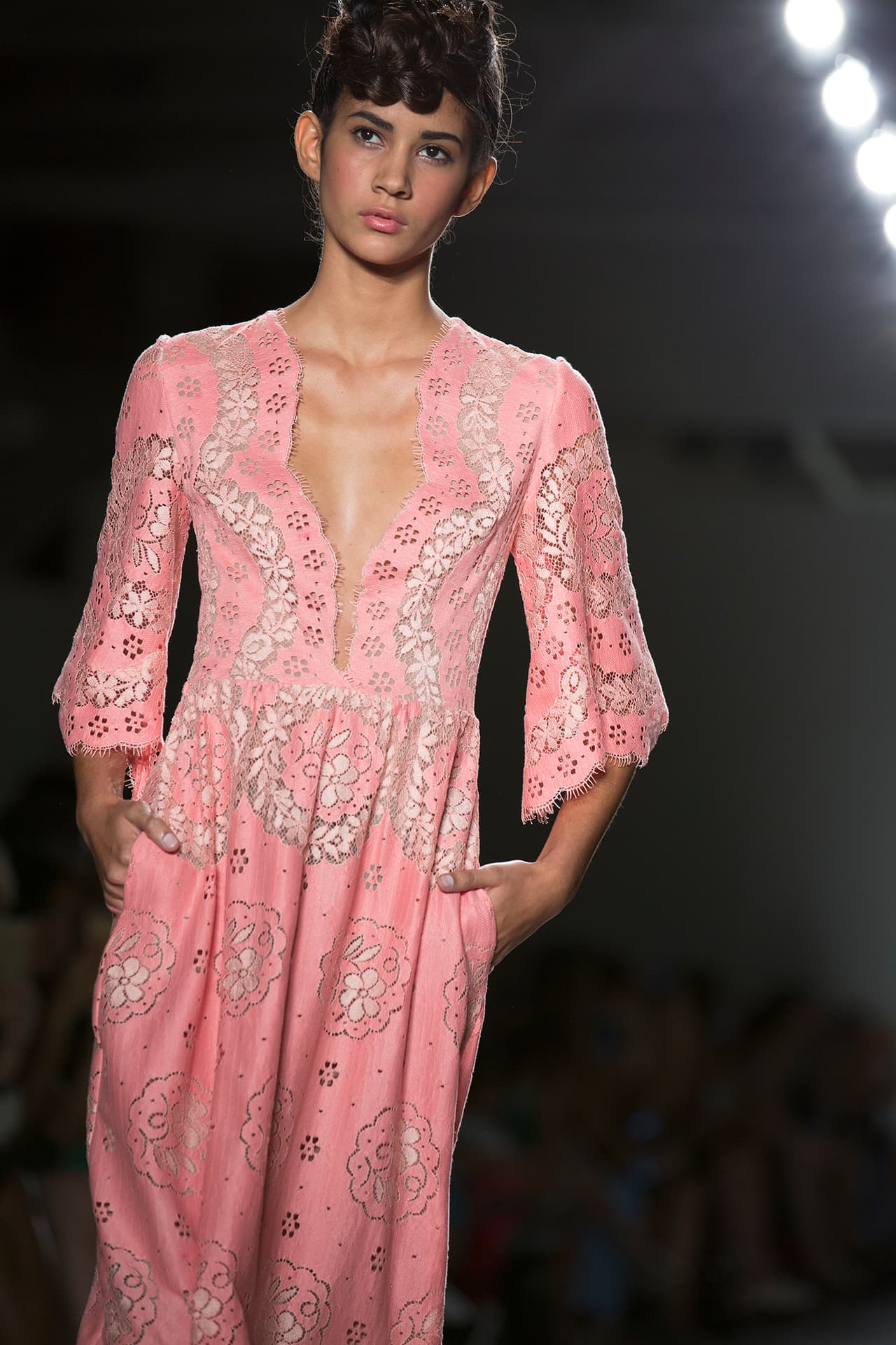 Además de resaltarla en bordados exquisitos. Diseñadora Stella Nolasco. NYFW, Spring/Summer 2016 - 09/16/2015