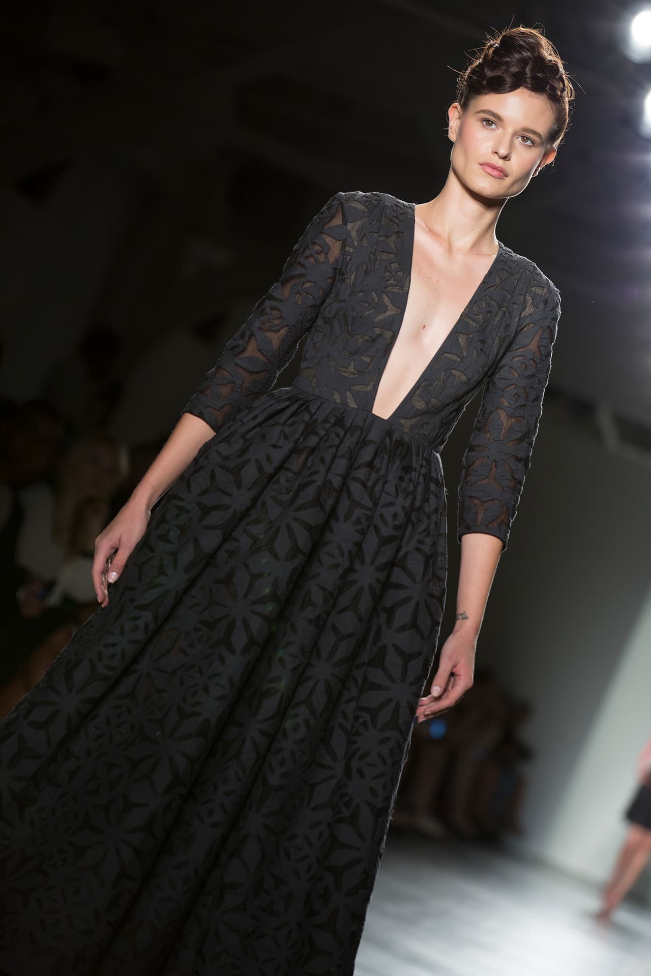 Le encantan los aires nostálgicos de diseños de otra época, las transparencias y las texturas. Diseñadora Stella Nolasco. NYFW, Spring/Summer 2016 - 09/16/2015