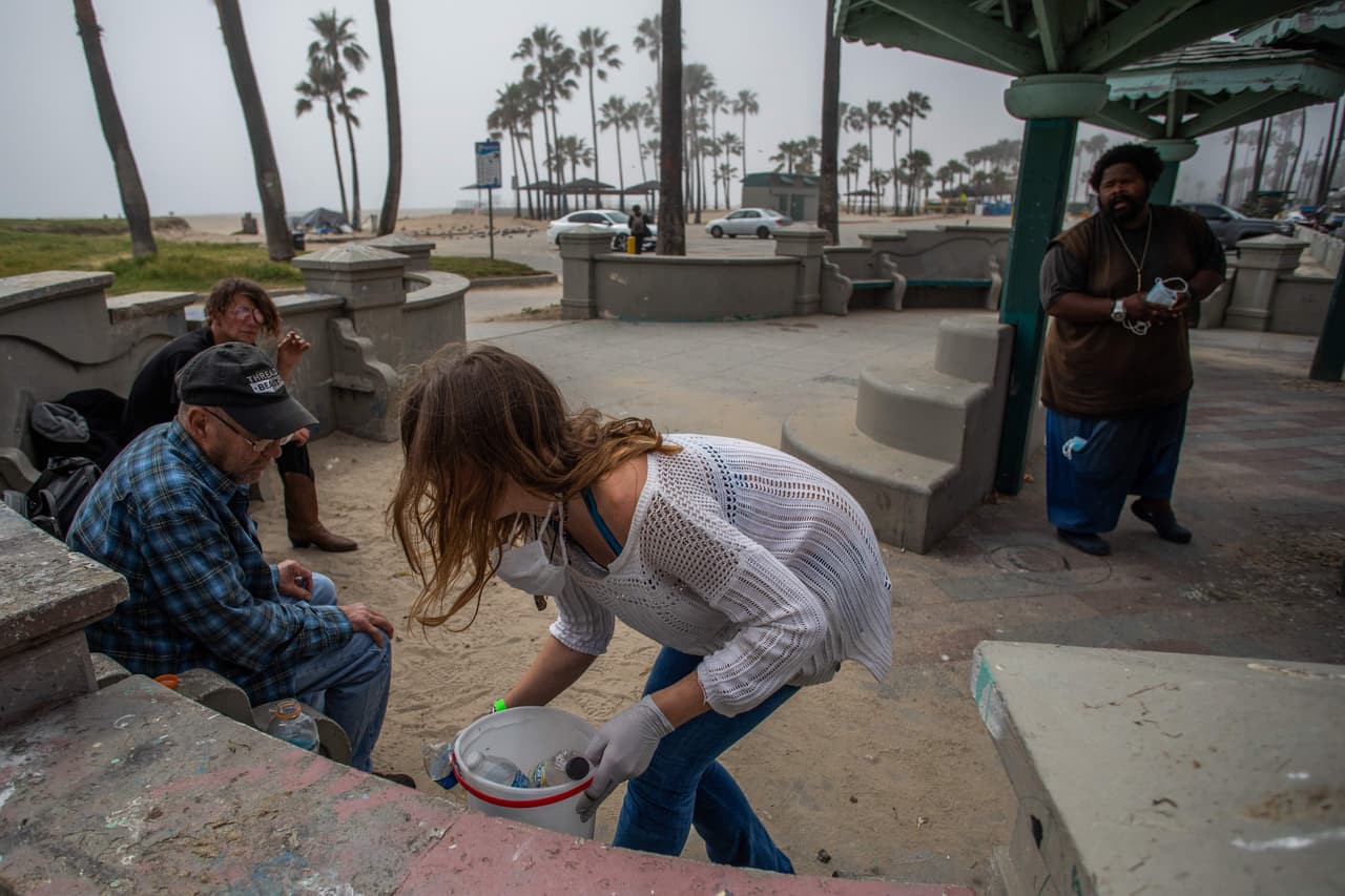 Los proveedores de servicios ubican a las personas en las habitaciones de Project Roomkey, quienes las evalúan primero para asegurarse de que califican para el programa. Para obtener más información sobre quién califica,
<a href="https://medium.com/the-road-home/project-roomkey-housing-for-our-most-vulnerable-during-the-covid-crisis-54748a46cde3" target="_blank">haga clic aquí</a>.