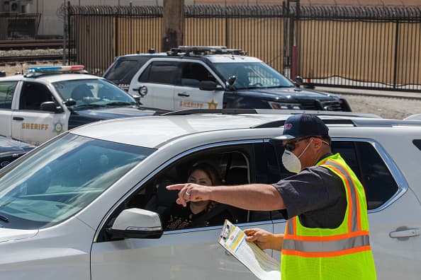 Y para que las reglas se cumplan, agentes del orden público como la
<a href="https://www.univision.com/local/los-angeles-kmex/cual-sera-el-papel-de-la-policia-en-medio-de-la-cuarentena-anunciada-para-los-angeles-video">Policía de Los Ángeles</a> y el Departamento del Alguacil estarán custodiando los almacenes con mayor demanda.