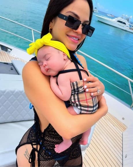 <b>Natti Natasha</b>
<br>Otra famosa que consiente a su bebé con lujosas vacaciones es la
<a href="https://www.univision.com/famosos/natti-natasha-parto-susto-raphy-pina-vida-isabelle">cantante dominicana. </a>
