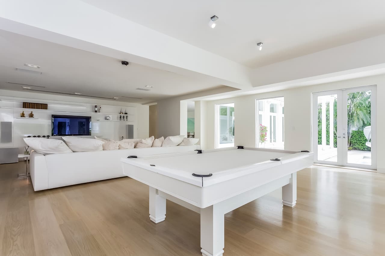 Hasta el juego de billar es blanco en la casa construida en el 1951 y que parece que no ha sido habitada en algún tiempo.