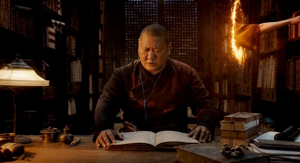 Tiempo después, Strange le pide un libro a Wong, a lo que el bibliotecario responde que todavía no está listo para una lectura tan compleja. Stephen simplemente le responde: “pruebame, Beyonce” (otra famosa que no usa su apellido).