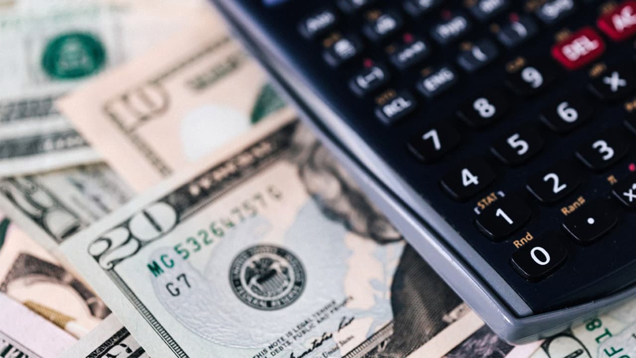 “
<b>Podrían recibir hasta 1,700 dólares</b>, todo dependiendo de cuánto fue lo que pagaron del seguro, la hipoteca que por varios años a lo mejor pagaron de más”, señaló el asesor financiero Carlos Guamán.