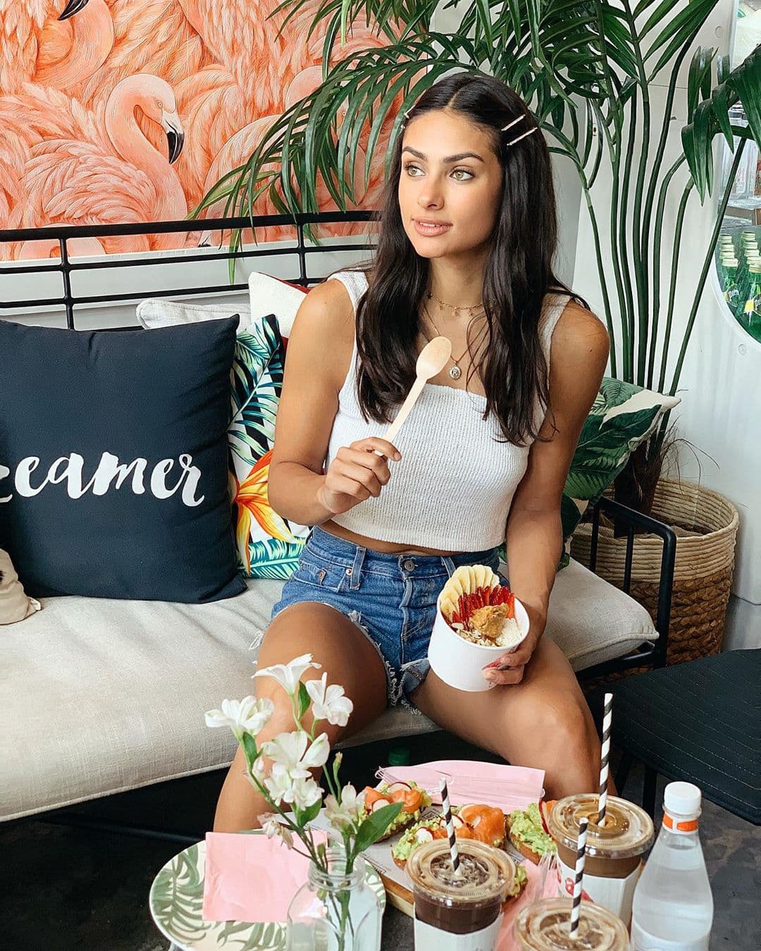 “Yo creo que tengo más habilidad para cocinar postres. Me hubiera encantado ser repostera en un momento de mi vida. Conmigo, el postre no les falta a mis amigos”.