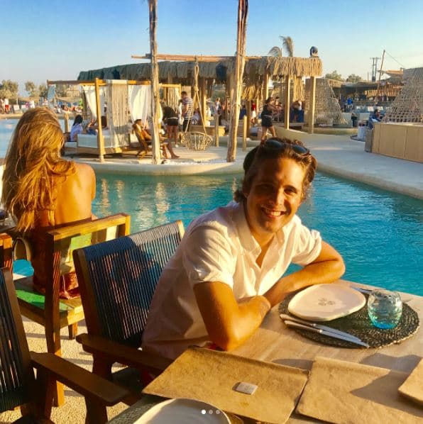 Tanto Sofía como Diego han agradecido por sus atenciones al beach club SantAnna, de hecho fue el actor quien dijera en su mensaje: '¡Absolutamente amo Mykonos! Gracias @santannamykonos & @dinomagis por cuidarnos", hablando en plural a pesar de siempre salir solo en las fotos que compartió.