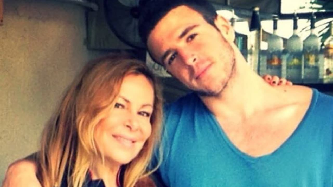 El desgarrador momento de Ana Obregón enviando un beso a su hijo muerto en las campanadas de fin de año