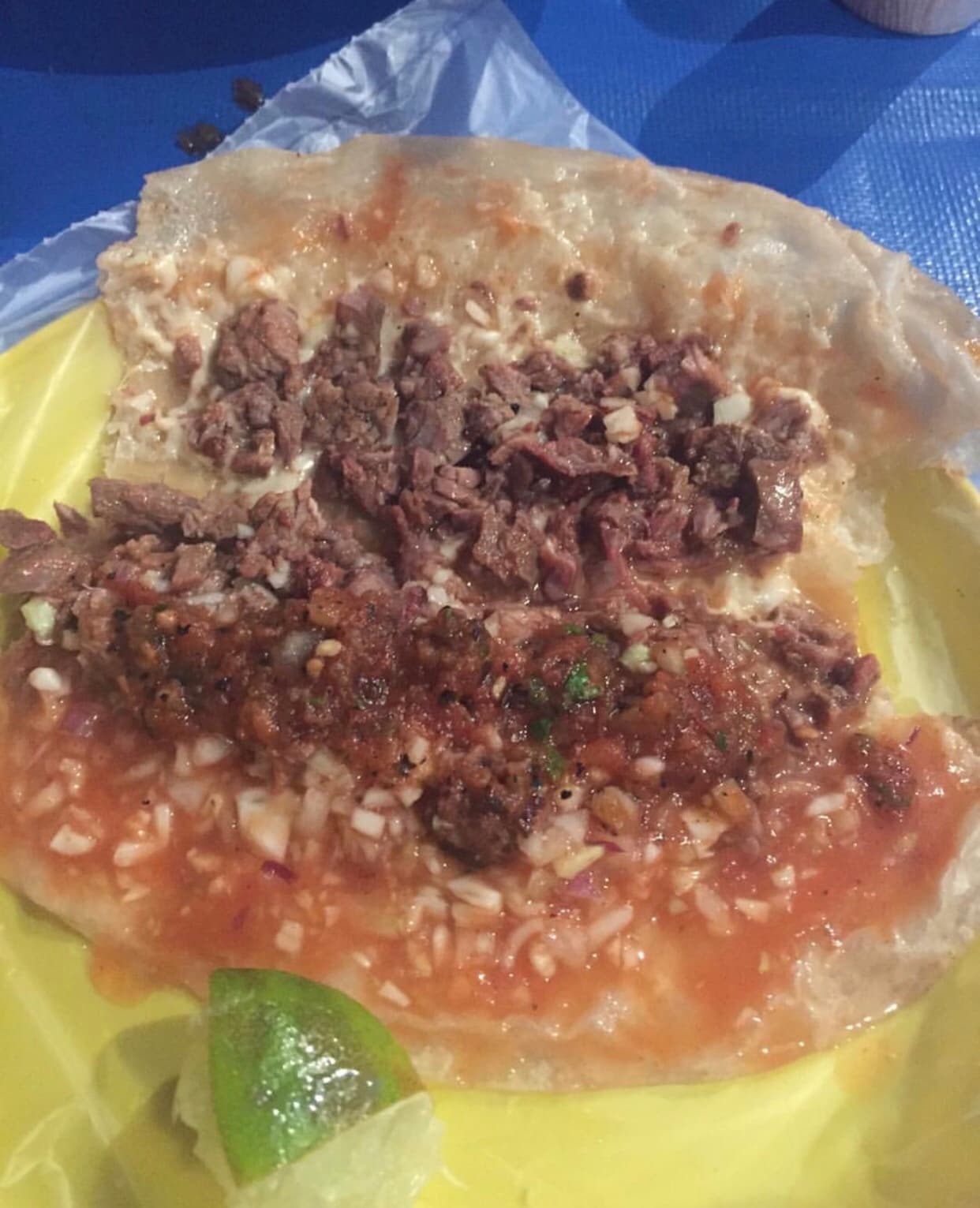 Cuando el hambre ataca una quesadilla de carne asada en tortilla de harina es el remedio.