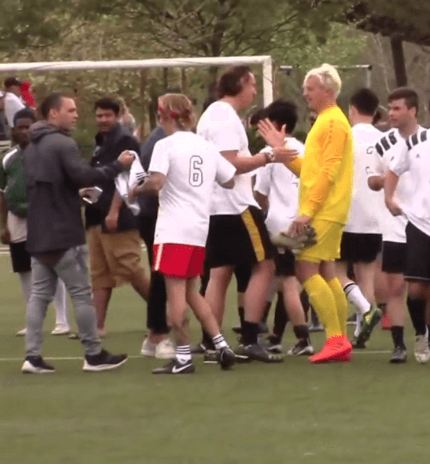El modelo radicado en Los Ángeles quiso aprovechar para regalarle una camiseta del equipo argentino y tomarle una foto para enviarla a su hermana, que es una gran fanática de Bieber, una 'belieber'.