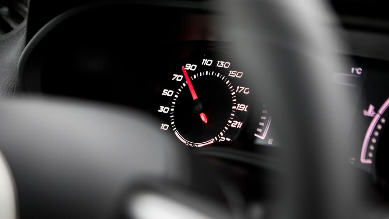 <h3 class="cms-H3-H3">Qué debes hacer al verla</h3> 
<b>⚠️ Reducir</b> la velocidad con anticipación. 
<br>
<b>⚠️ Soltar </b>el acelerador sin frenar bruscamente. 
<br>
<b>⚠️ Mantener</b> el volante firme. 
<br>
<b>⚠️ Evitar</b> cambiar de carril dentro del hundimiento. 
<br>Si hay una velocidad recomendada, 
<b>úsala como referencia</b>. Está pensada para ese punto específico de la vía.