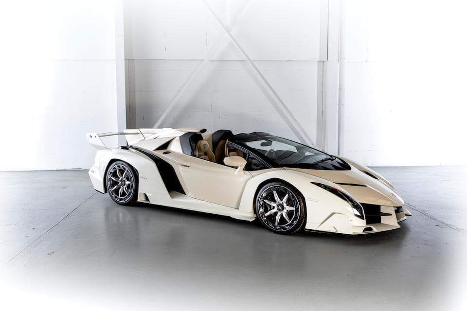 <h3 class="cms-H3-H3"><b>Lamborghini Veneno Roadster 2014</b></h3>
<br>Vendido en $8,312,060 con un registro de 202 millas (325 kilómetros).