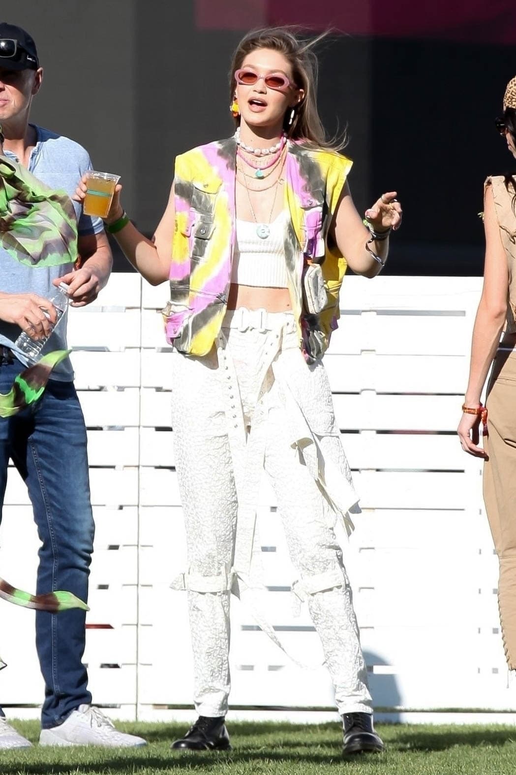 Asimismo, la supermodelo Gigi Hadid se hizo presente en este evento musical en el que lució un pantalón blanco ligeramente holgado, top en el mismo tono y chaleco, que combinó con accesorios en tono rosa.