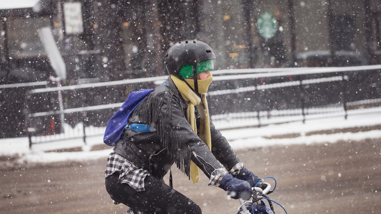 Debido a las lluvias, nieve y bajas temperaturas, tápate bien, maneja con cuidado y anticipa tus traslados