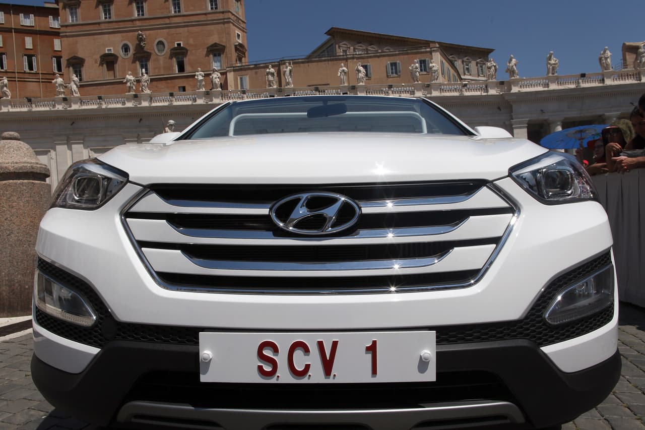 Las labores como papamóvil han sido alternadas entre la
<i>Geländewagen</i>, y este papamóvil basado en la
<b> Hyundai Santa Fe</b>. Ambas comparten la patente S.C.V. 1 que significa
<i>Stato della Città del Vaticano 1</i> o Estado de la Ciudad del Vaticano 1. Varios otros papamóviles usan una patente similar, especialmente los que acompañan al pontífice a sus viajes al extranjero.