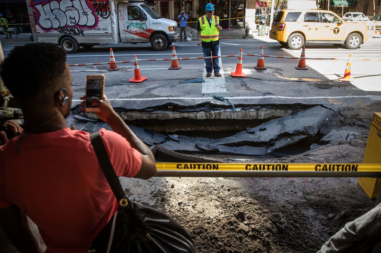 ¡Ay, los celulares! Desde el peatón hasta uno de los trabajadores, concentran su atención en las pantallas de sus teléfonos.