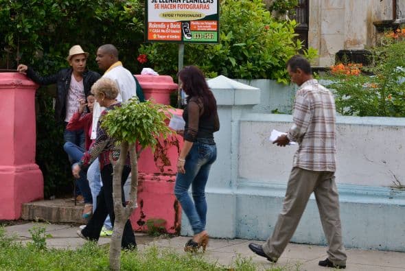 Mientras el gobierno de EE.UU. volvió a pedir a Cuba la liberación del contratista estadounidense Alan Gross durante la ronda de diálogo migratorio que tuvo lugar el jueves, en una sesión que se cerró sin aparentes avances, los cubanos trataban de llegar a las oficinas de la Sección de Intereses en La Habana, con la esperanza de conseguir una visa. "La delegación estadounidense reiteró su llamado a la liberación de Alan Gross, que fue arrestado por las autoridades cubanas el 3 de diciembre de 2009 y más tarde sentenciado a 15 años en prisión", dijo la portavoz del Departamento de Estado, Jen Psaki, en un comunicado. El diálogo migratorio es uno de los intercambios políticos más importantes que sostienen ambos países, sin relaciones diplomáticas desde 1962. La segunda ronda celebrada ayer estuvo centrada en asuntos como "la cooperación (bilateral) en aviación de seguridad, búsqueda y rescate y fraude de documentos consulares", según Psaki. "La delegación estadounidense subrayó las áreas donde ha habido cooperación exitosa, en materia de migración, en cuanto al intercambio de información sobre la prohibición de inmigrantes indocumentados y a la hora de clarificar aspectos de los recientes cambios de Cuba en política migratoria". Al igual que en la reunión de julio de 2013, la delegación cubana en el diálogo estuvo encabezada por la directora del Ministerio de Relaciones Exteriores de Cuba, Josefina Vidal; y la estadounidense por el subsecretario de Estado adjunto de EEUU para Latinoamérica, Alex Lee.