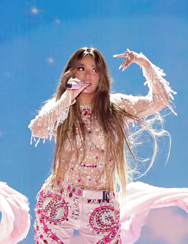 “Si ya solo aceptarlo es difícil, imagina tenerlo que hacer ante millones de personas. Por mucho tiempo, tratamos de alejar nuestra relación de las redes sociales para cuidarnos. Nunca utilizamos nuestra relación para hacer marketing ni hoy, ni hace casi tres años que todo comenzó", afirmó la colombiana.
<br>