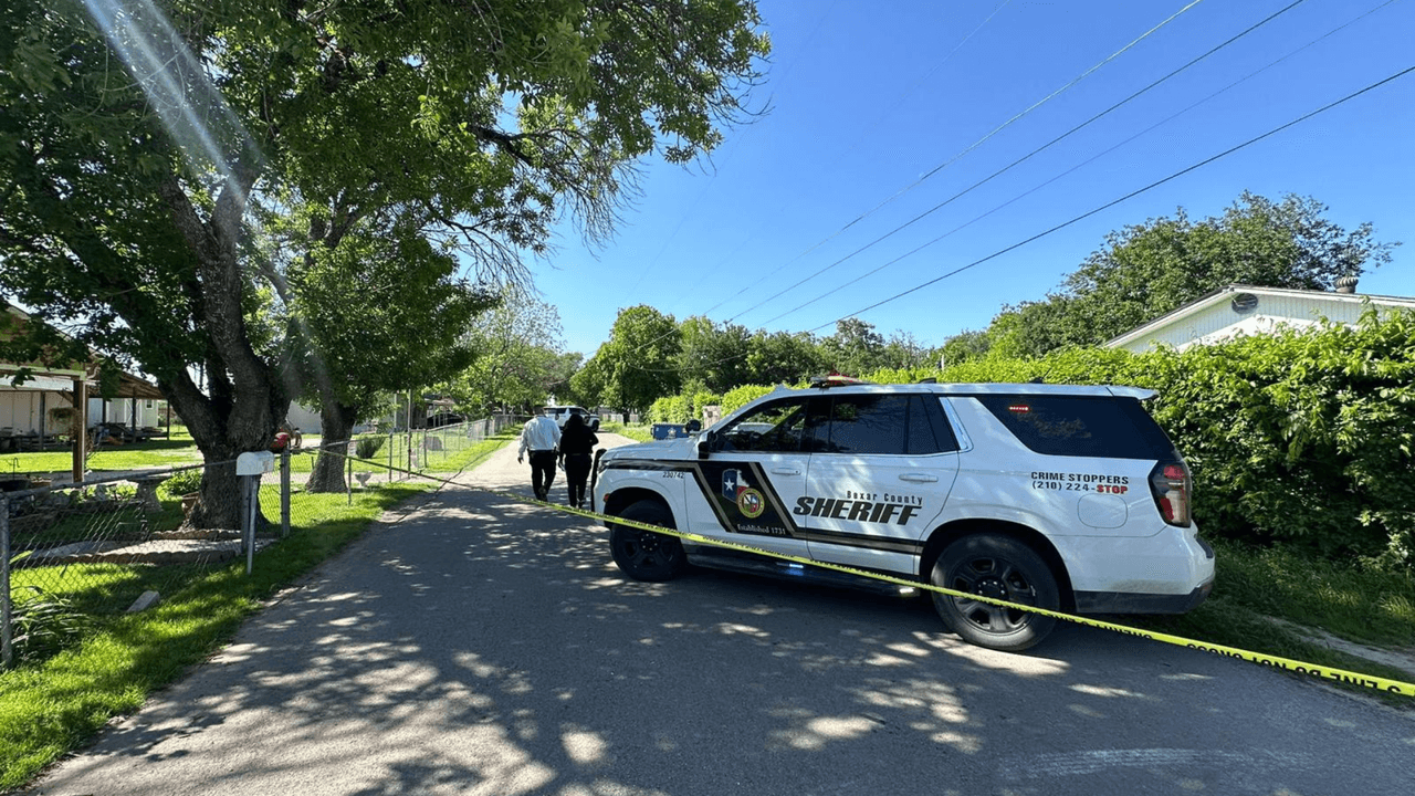 Hallan a dos personas muertas, junto con armas y equipo de drogas en una casa