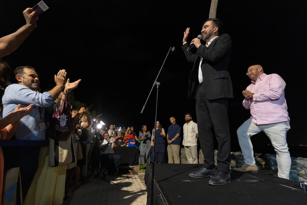 En tarima, con
<b>la gobernadora de Nueva York, Kathy Hochul </b>y
<b><a href="https://www.univision.com/local/nueva-york-wxtv/representantes-velazquez-espaillat-negados-acceso-centro-detencion-ice-manhattan" target="_blank">los congresistas Adriano Espaillat y Nydia Velázquez</a></b>, entre otros presentes, Mamdani pidió a sus compañeros cumplir un doble desafío: "
<b>Luchar contra una administración autoritaria y resolver la crisis de asequibilidad</b>".
<br>
<br>Detrás del alcalde electo de Nueva York observa
<b>Henry Garrido, director ejecutivo del Disctrict Council 37</b>, el sindicato más grande que representa a los empleados públicos de la ciudad de Nueva York.