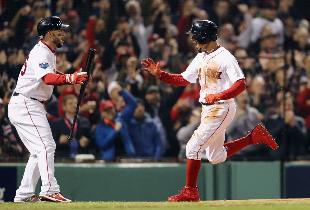 Mookie Betts, quien se embasó con sencillo al central, fue llevado al plato por el sencillo de Benintendi para timbrar la primera anotación del juego.