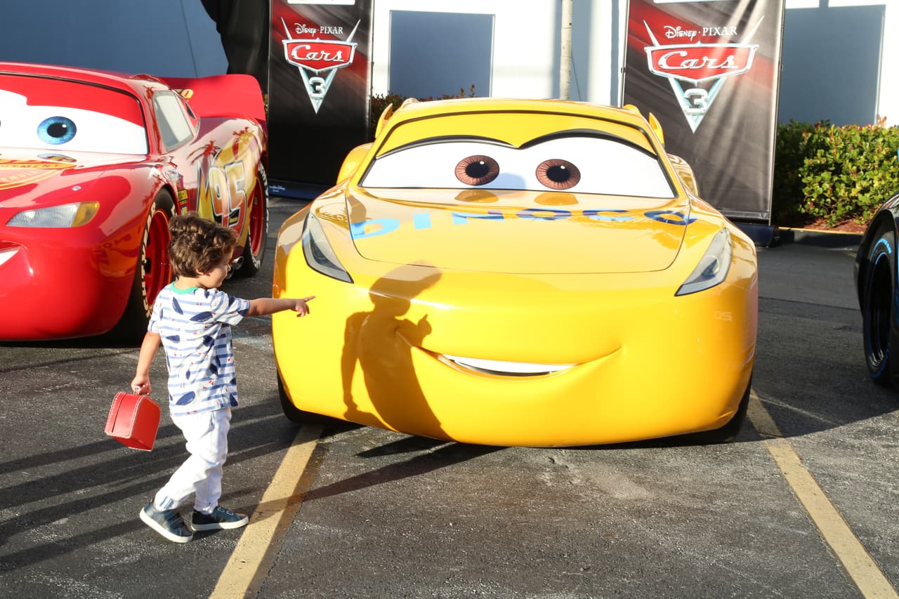 Bruce veía lleno de emoción como su sombrea se reflejaba en estos simpáticos autos.