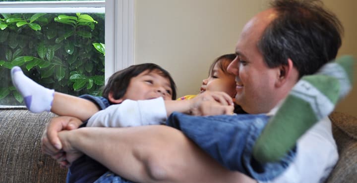 Cinco maneras de ayudar al papá, quien se queda al cuidado de la casa, sin interferir