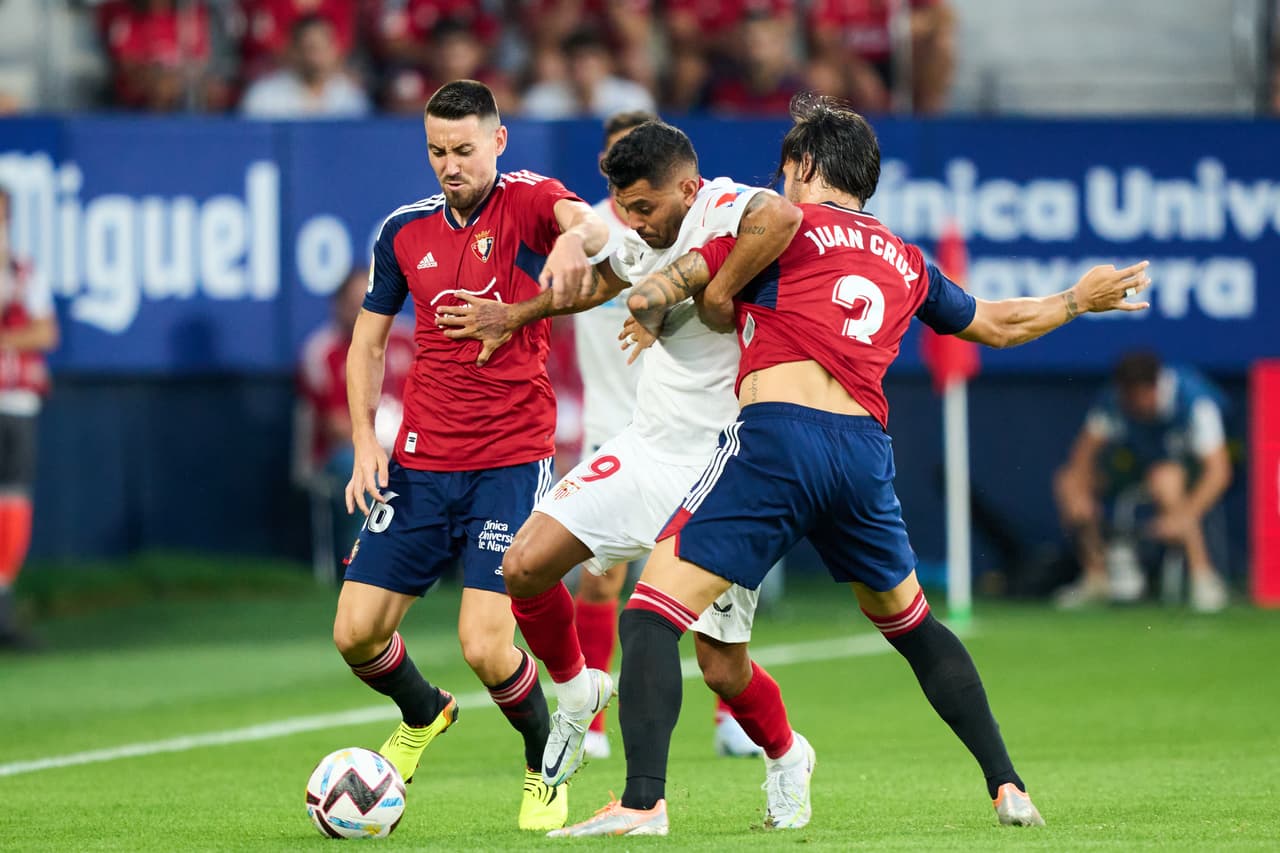 Con un 'Tecatito' Corona muy lúcido, el Sevilla no pudo en su visita al Osasuna que aprovechó un polémico penal para sellar el 2-1 con el que venció al equipo de Julen Lopetegui en El Sadar.