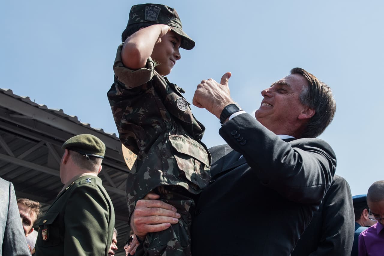 En sus casi tres décadas como diputado pasó por ocho partidos diferentes, siempre fiel a la bancada parlamentaria formada por exmilitares y policías. Como diputado, se dio a conocer por sus elogios al periodo dictatorial y defender la tortura. En la fotografía, Bolsonaro saluda a un niño vestido de militar durante la campaña electoral en mayo de 2018, en Sao Paulo.