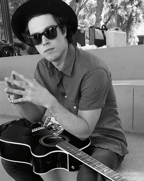 ¿Su rostro se te hace conocido? Pues es nada más y nada menos que Adán Allende, uno de los participantes de la primera temporada del reality show "La Banda".