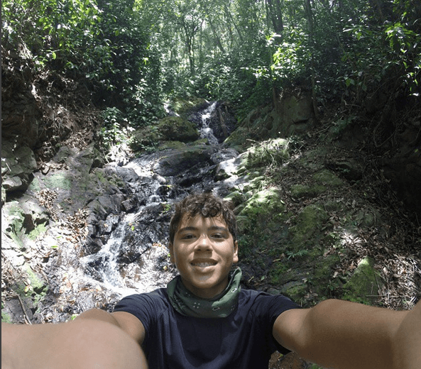 En su tiempo libre disfruta practicar hiking, zip lining, jugar golf, entre otras actividades al aire libre.